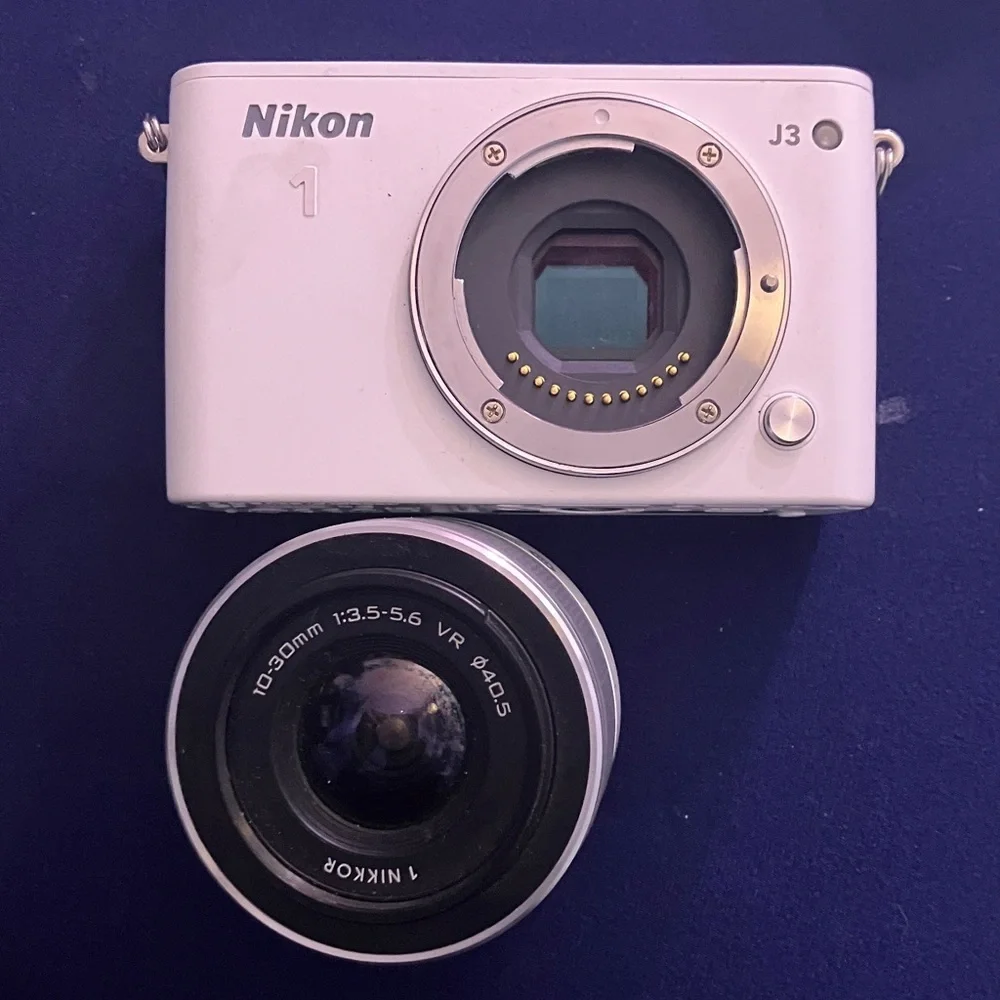 Nikon 1 J1 Camera (white)